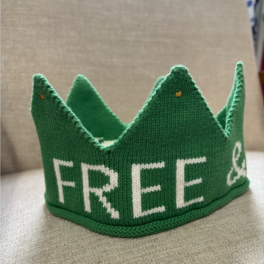 Oeuf NYC knit kid’s crown “FREE & WILD” kelly green and white